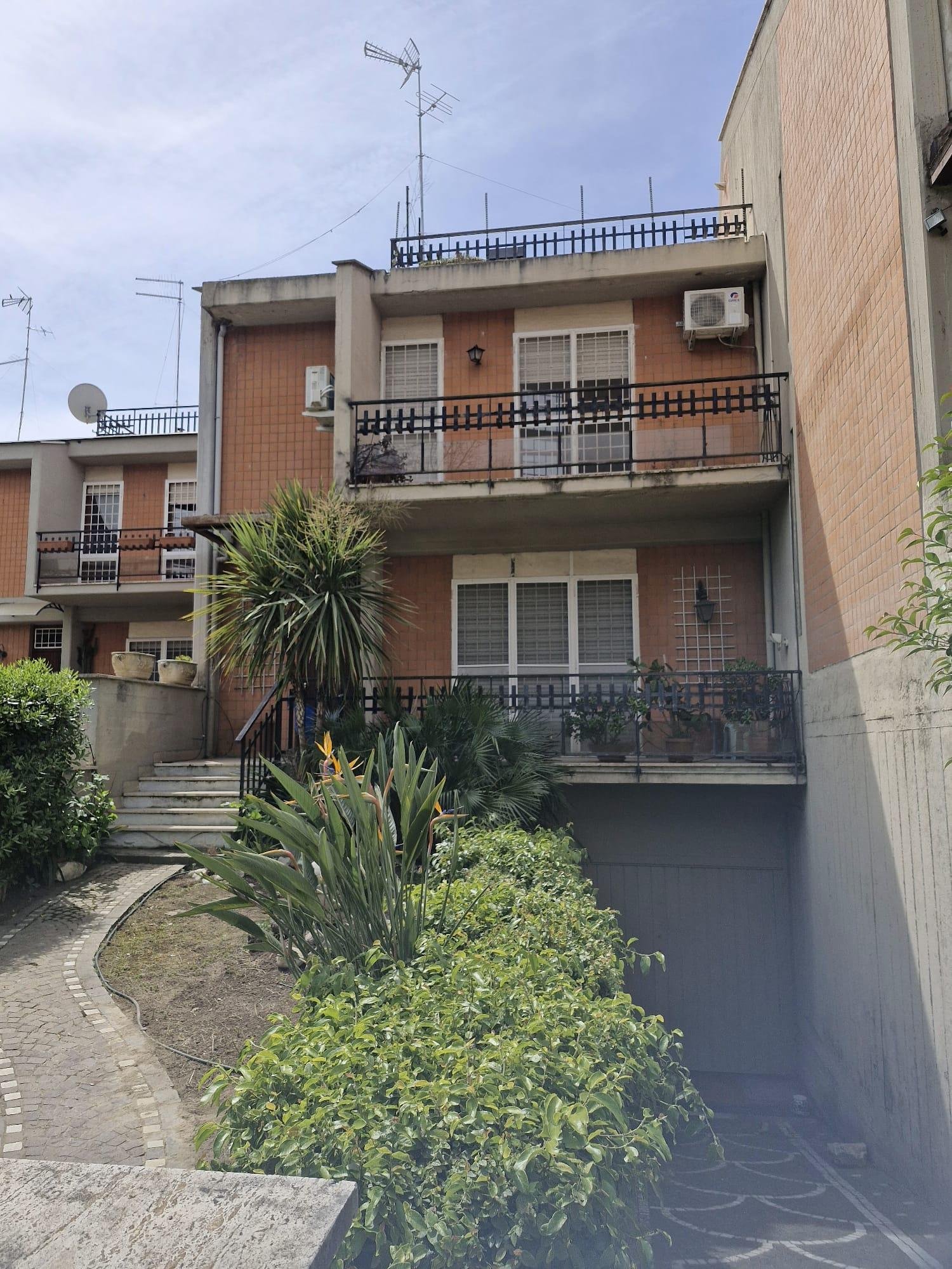 🏡 Villa a schiera su 4 Piani con Doppi Giardini